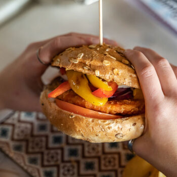 Burger 100% vegetale con una panatura piccante e un sapore che ricorda il pollo.